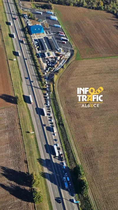 Forte affluence à la station Total de Battenheim, la file de voiture remonte jusqu’à la bande d’arrêt d’urgence